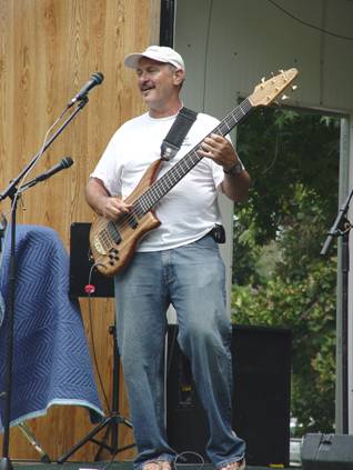 Gerald Jerry Patrick Wood Grooves a solid bass Line. One on Leg no less!